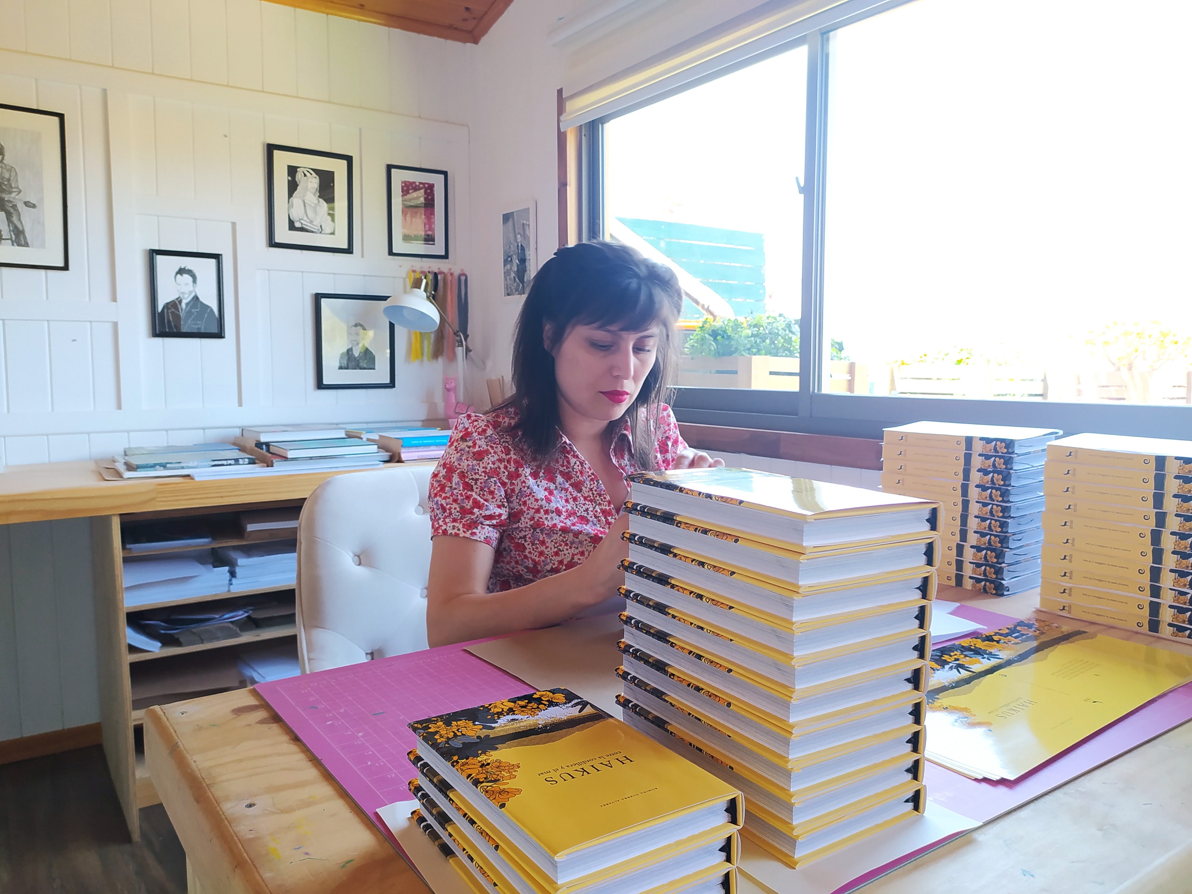 Vista del libro abierto mostrando cinta marcadora y guardas de quebracho